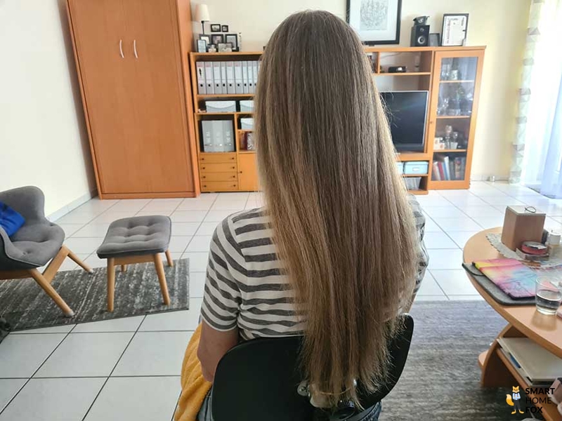 Man sieht die geglätteten Haare mit dem Dyson Airwrap.